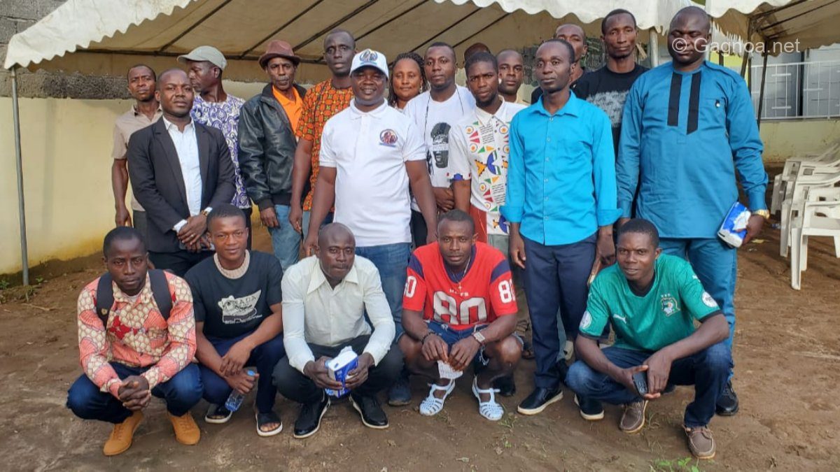 Photo : le président Feh Jonas entouré de quelques membres du RPDM