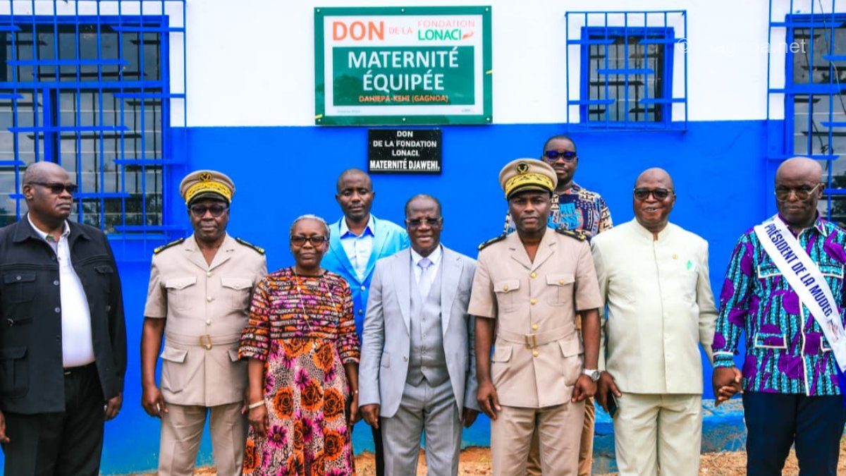 Photo : photo de famille devant la maternité DJAWEHI