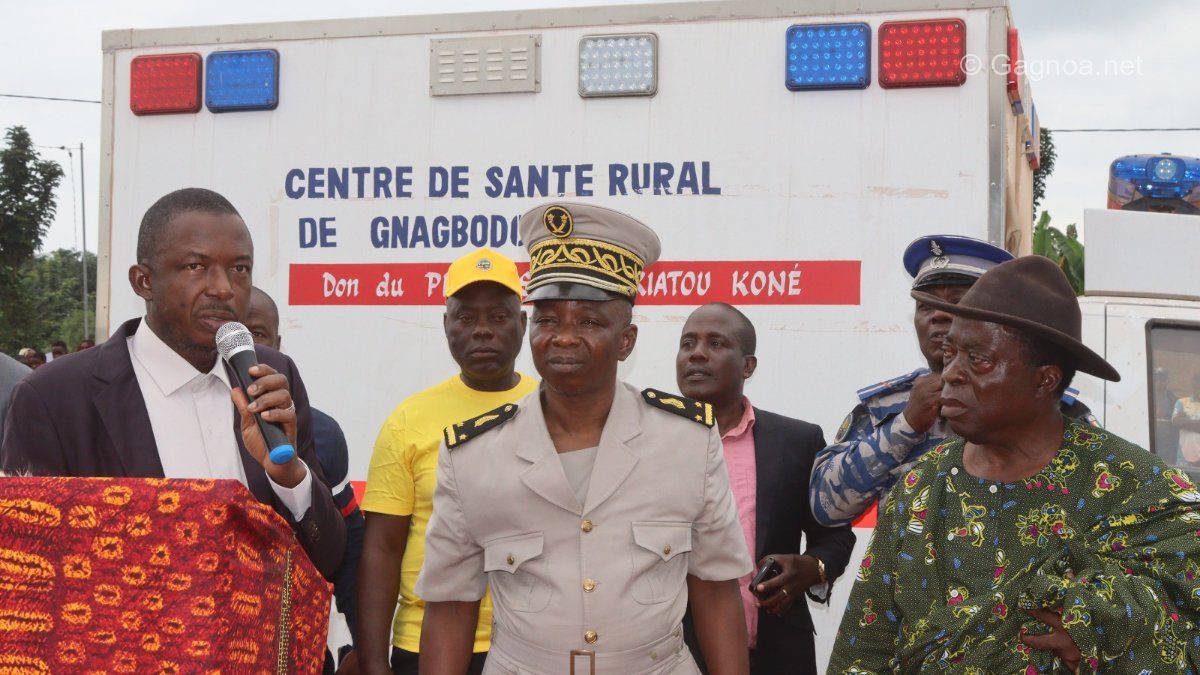 Photo : Moussa Konaté annonçant le don de l'ambulance