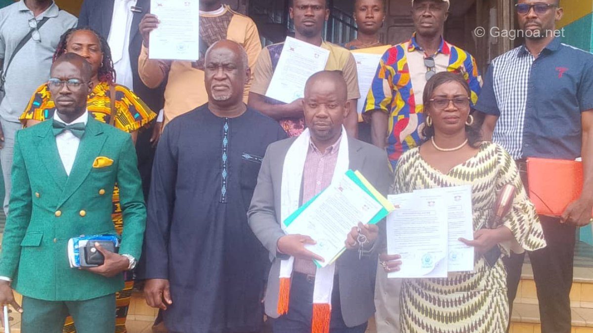 Photo : Les mutualistes heureux de recevoir les documents de leurs terrains