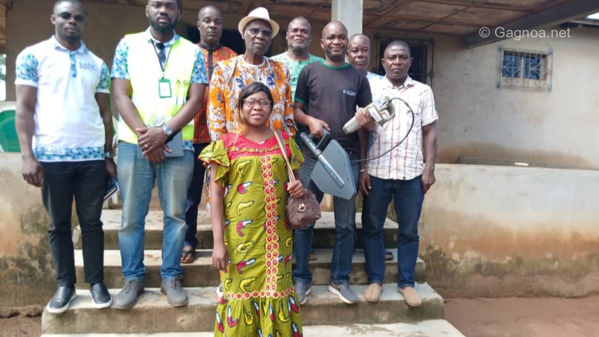 Photo : Photo de famille après la visite chez le chef de Zahibohio