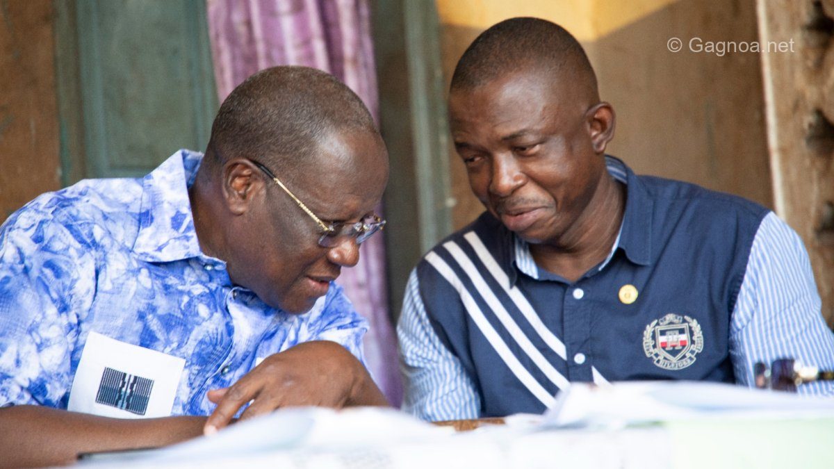 Photo : Abel Djohoré (à gauche) et Moussa Konaté (à droite) se concertent